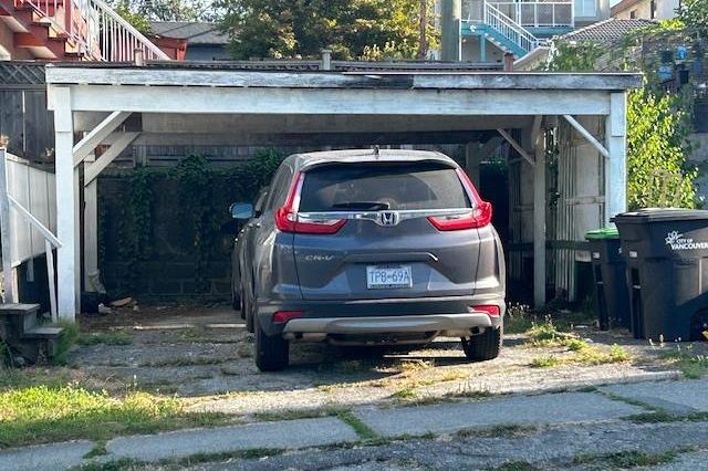 7592 Fraser Street Vancouver, BC - 2