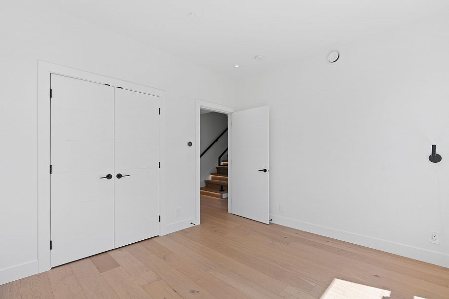 2111 E 46th Avenue Vancouver, BC - 24