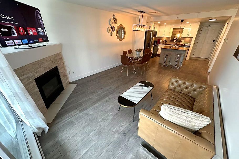 311 555 Abbott Street Vancouver, BC - 4