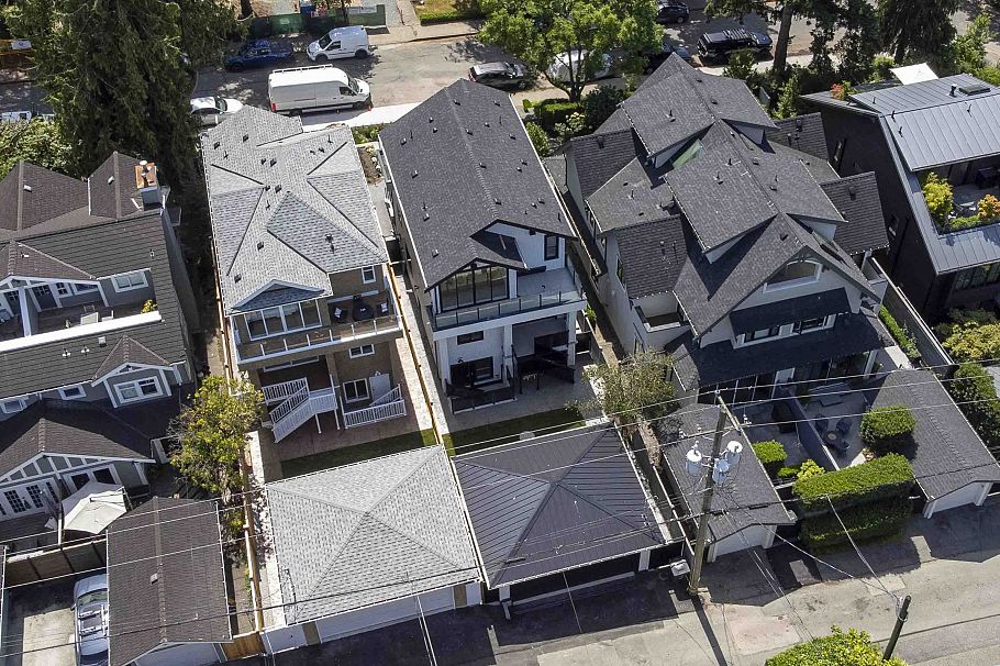 2561 W 2nd Avenue Vancouver, BC - 40