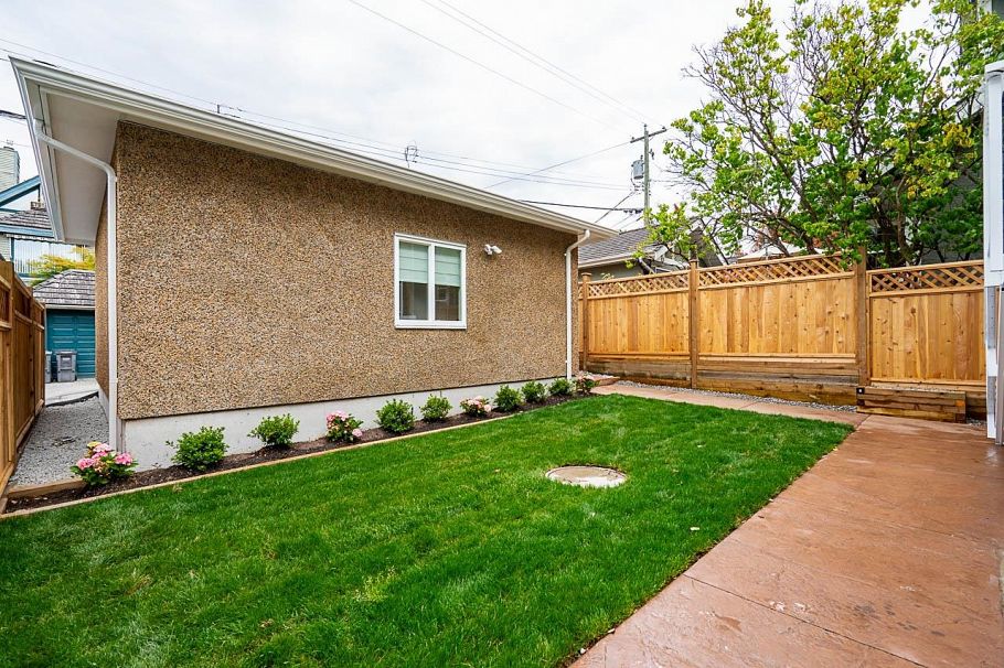 2561 W 2nd Avenue Vancouver, BC - 36