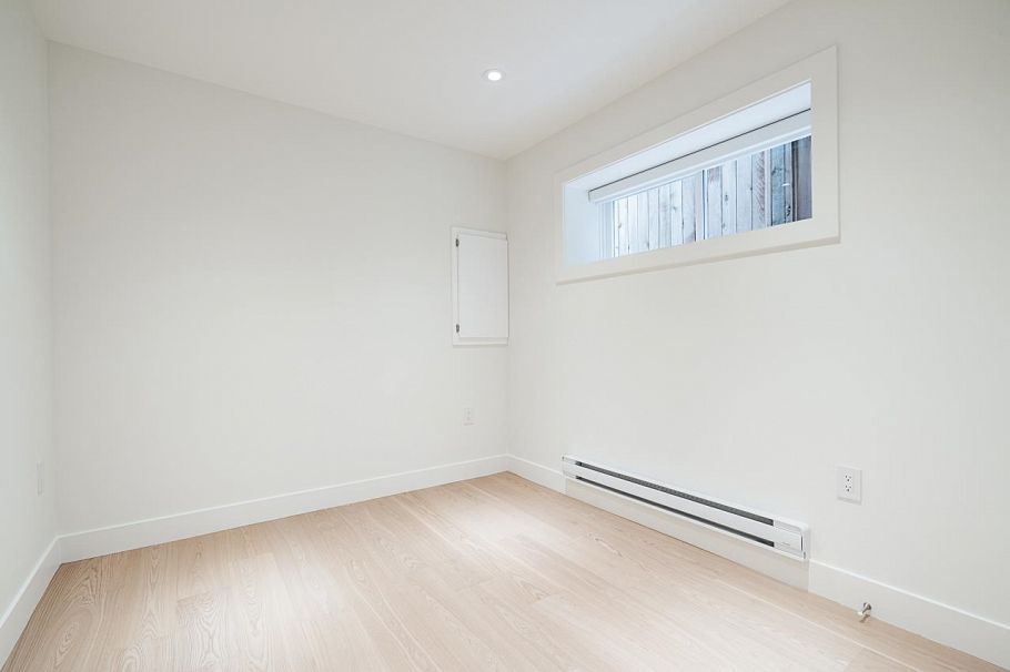 2561 W 2nd Avenue Vancouver, BC - 32