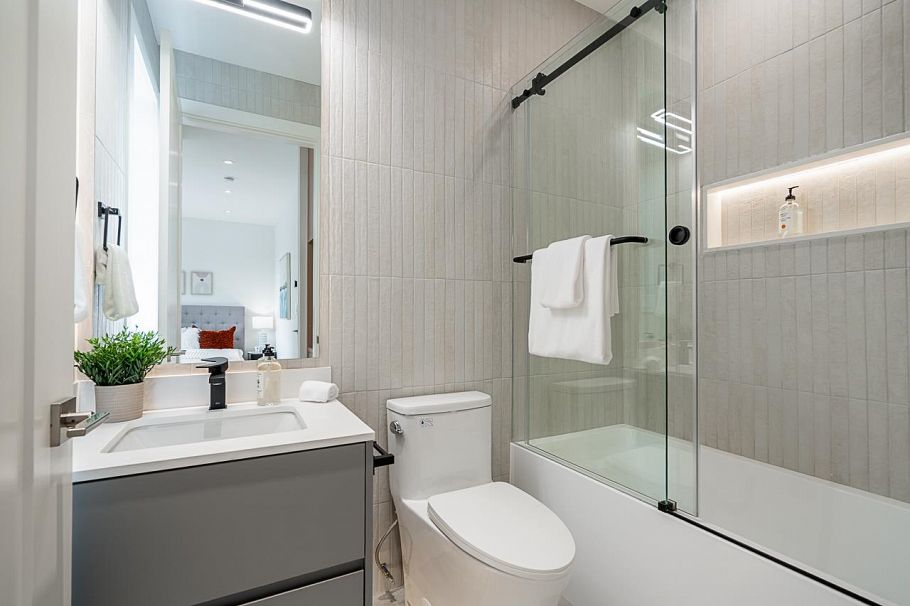 2561 W 2nd Avenue Vancouver, BC - 24