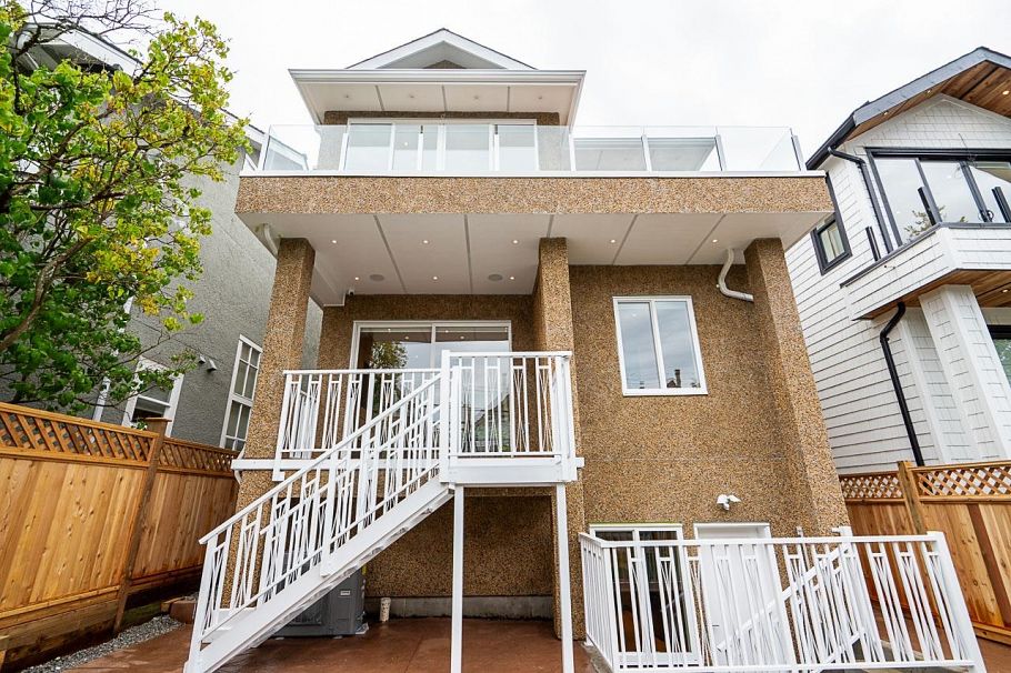 2561 W 2nd Avenue Vancouver, BC - 35