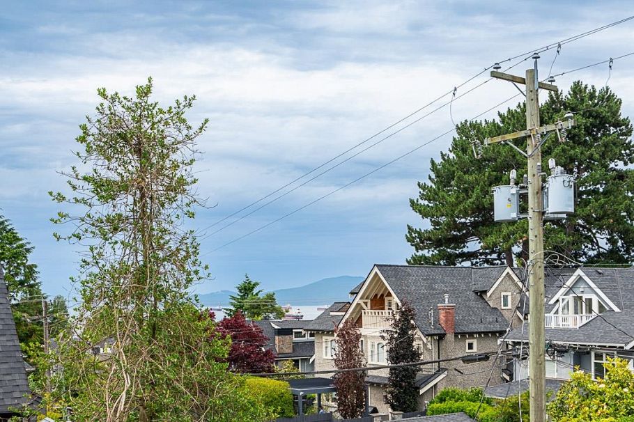 2561 W 2nd Avenue Vancouver, BC - 22