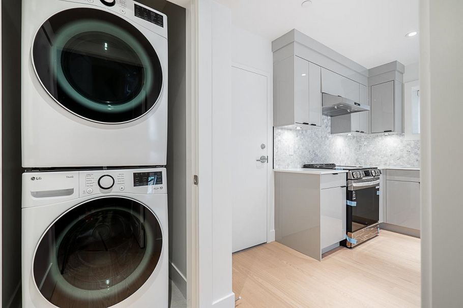 2561 W 2nd Avenue Vancouver, BC - 34