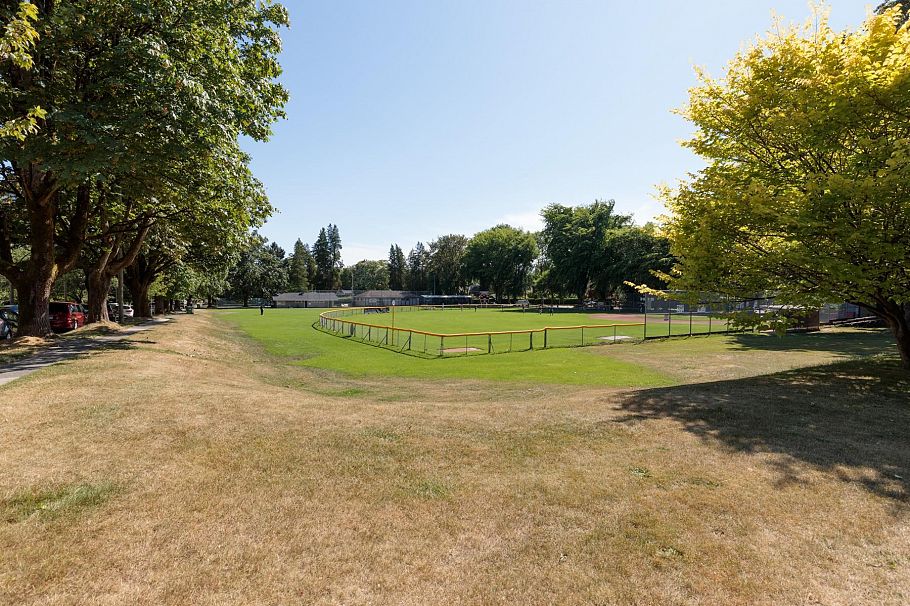 2529 W 41st Avenue Vancouver, BC - 17