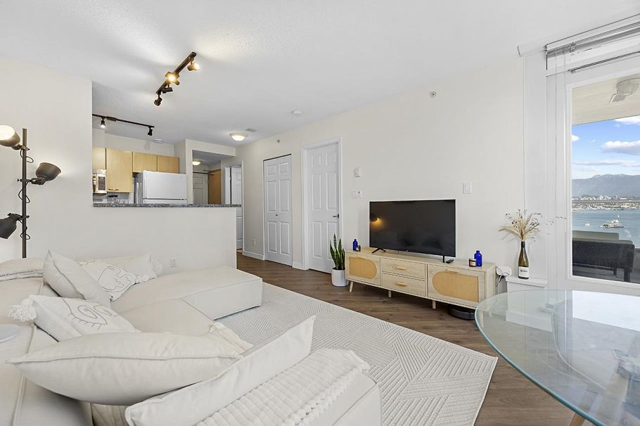 1601 1420 W Georgia Street Vancouver, BC - 3