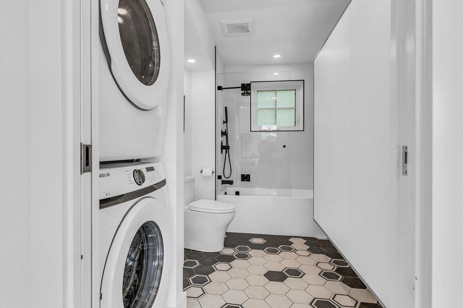 141 Alexander Street Vancouver, BC - 25