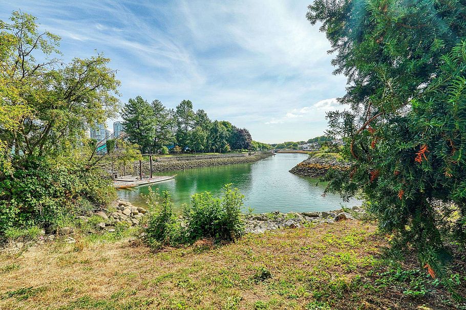 41 1425 Lamey's Mill Road Vancouver, BC - 26