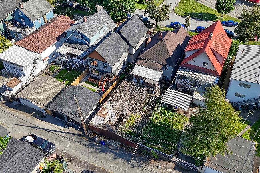 1349 E 14th Avenue Vancouver, BC - 5