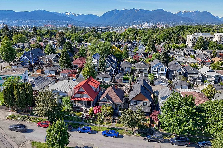 1349 E 14th Avenue Vancouver, BC - 4