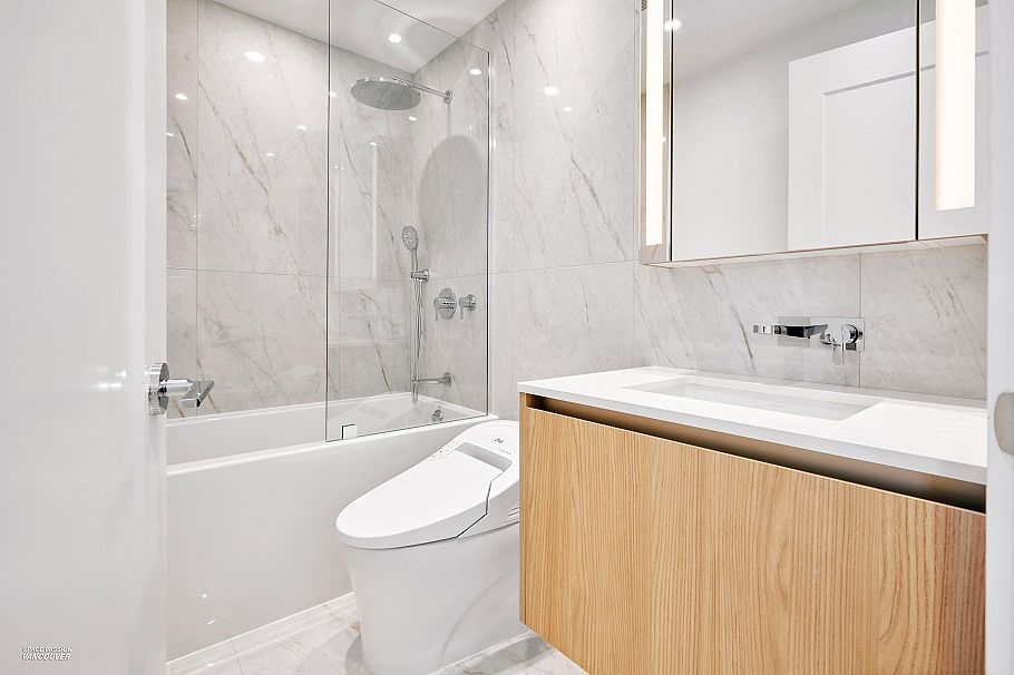 807 135 E 13th Street Vancouver, BC - 3