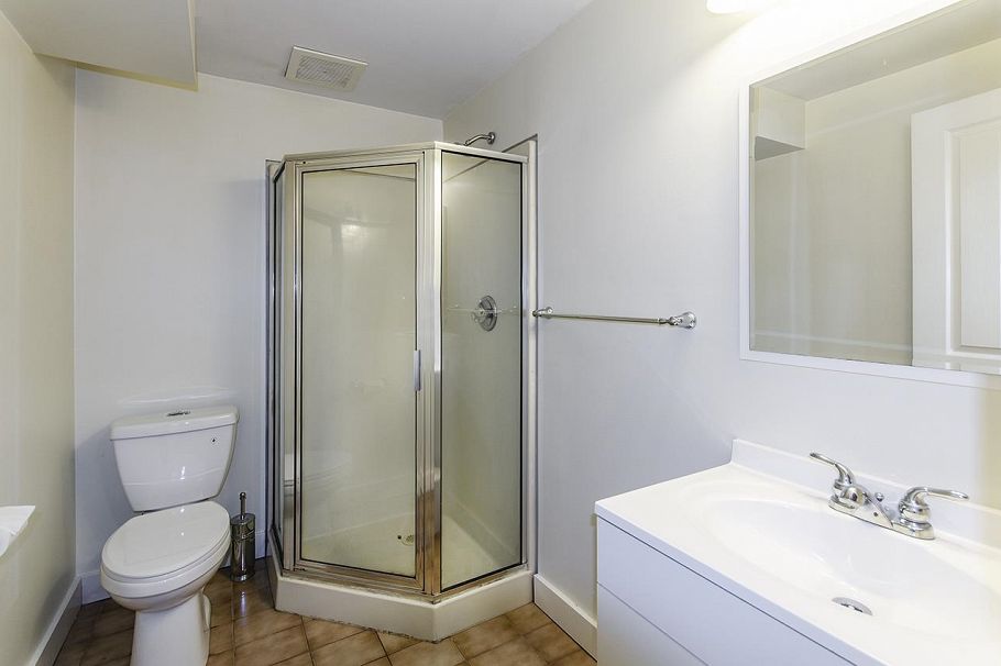 4063 W 33rd Avenue Vancouver, BC - 33