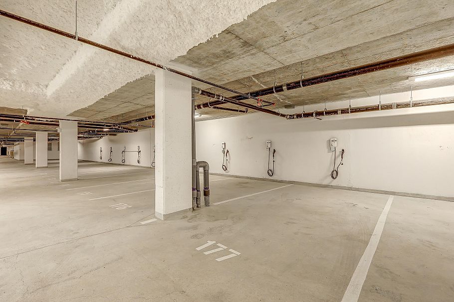 517 3594 Malsum Drive North Vancouver, BC - 37