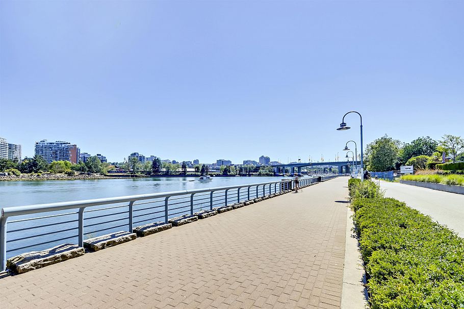 303 8 Smithe Mews Vancouver, BC - 26