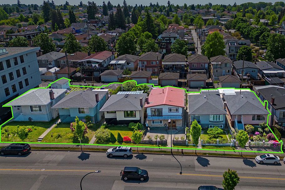 2392 E 33rd Avenue Vancouver, BC - 1