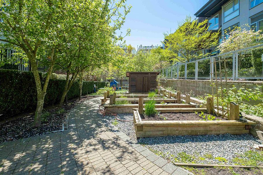 115 735 W 15th Street North Vancouver, BC - 23