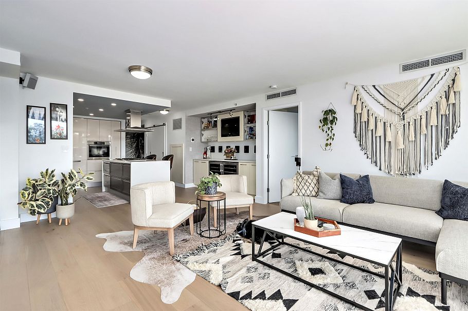 303 8 Smithe Mews Vancouver, BC - 4