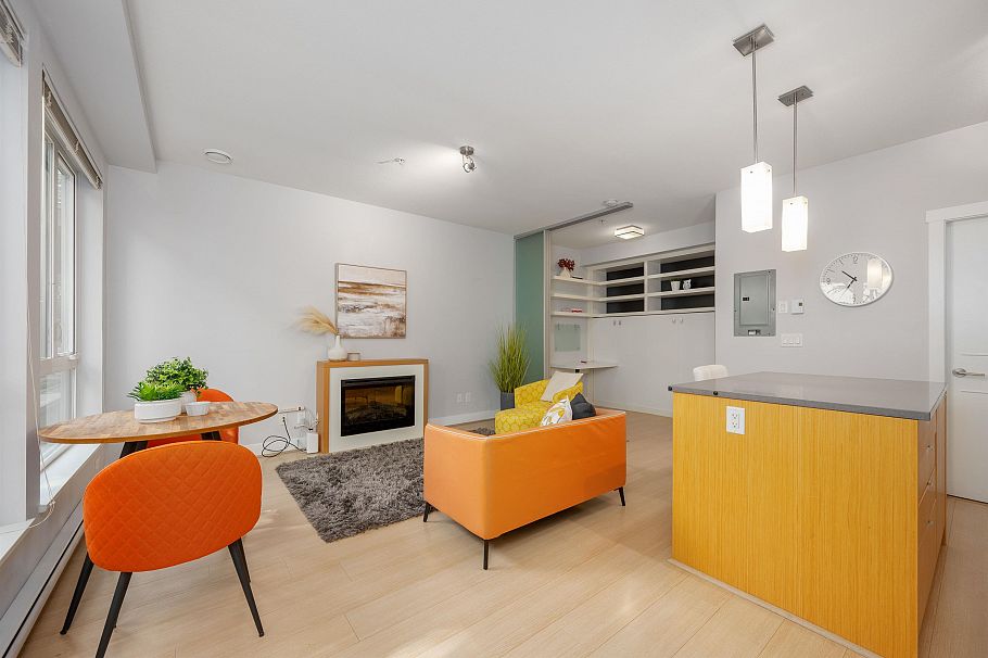 115 735 W 15th Street North Vancouver, BC - 2