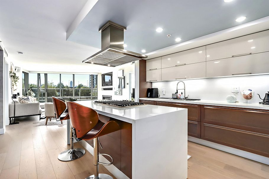 303 8 Smithe Mews Vancouver, BC - 1