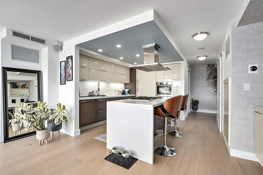 303 8 Smithe Mews Vancouver, BC - 6