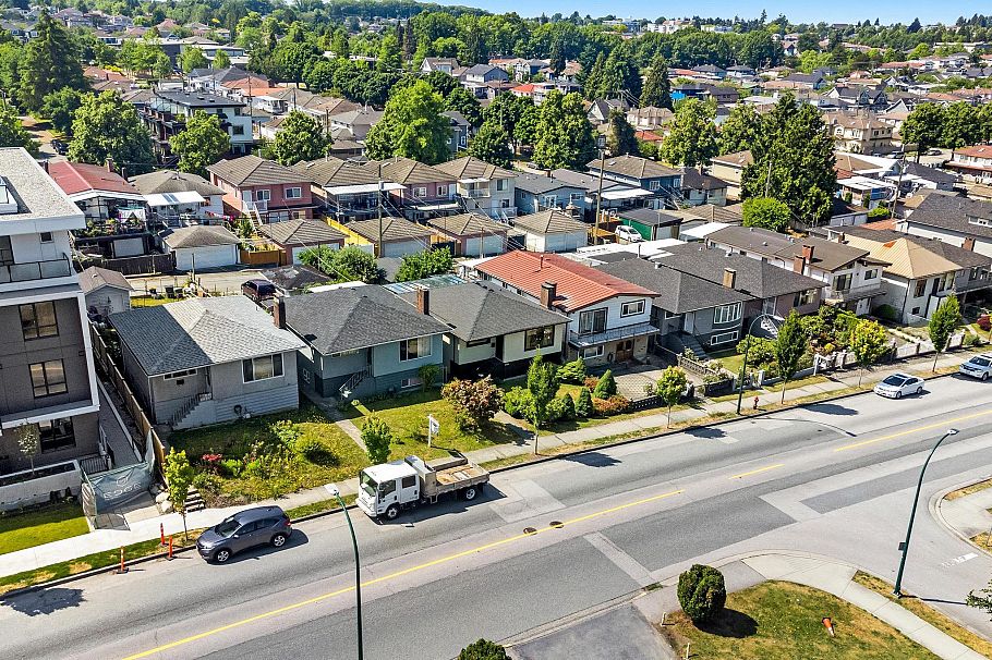 2392 E 33rd Avenue Vancouver, BC - 2