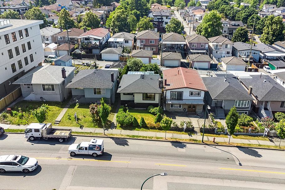 2392 E 33rd Avenue Vancouver, BC - 6