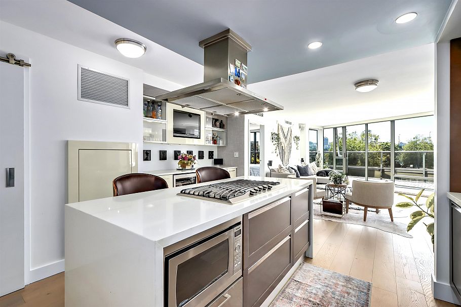 303 8 Smithe Mews Vancouver, BC - 9