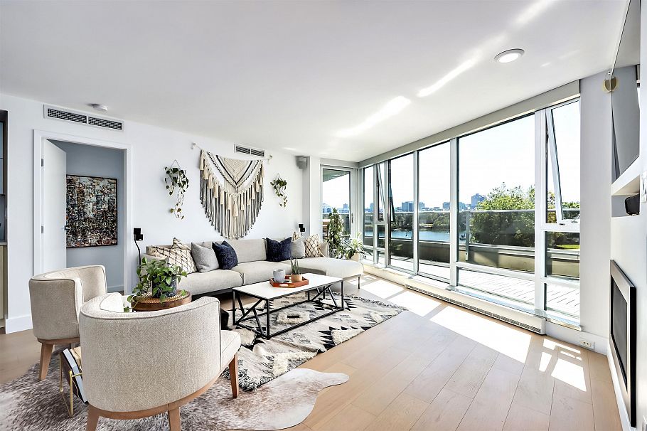 303 8 Smithe Mews Vancouver, BC - 3