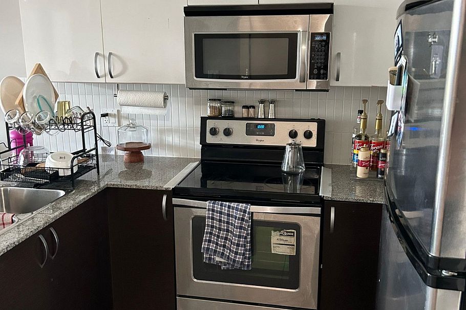 207 5605 Hampton Place Vancouver, BC - 2