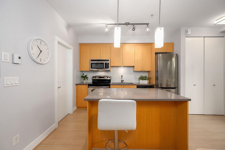 115 735 W 15th Street North Vancouver, BC - 9