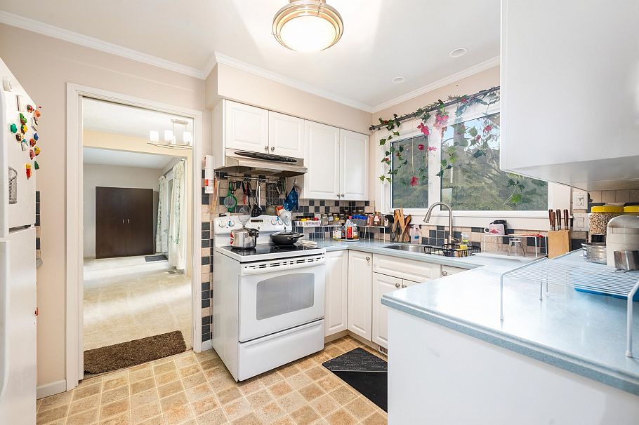 1135 Heritage Boulevard North Vancouver, BC - 6