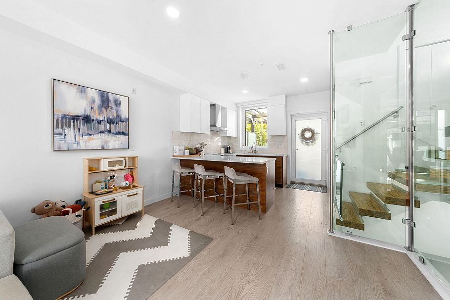 35 720 E 3rd Street North Vancouver, BC - 16