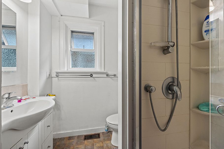 3579 W 18th Avenue Vancouver, BC - 18