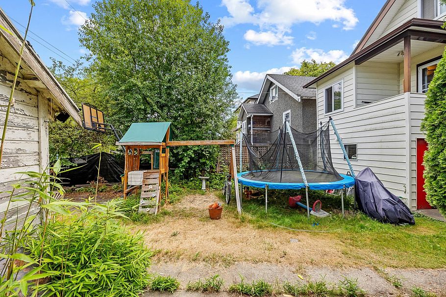 3579 W 18th Avenue Vancouver, BC - 35