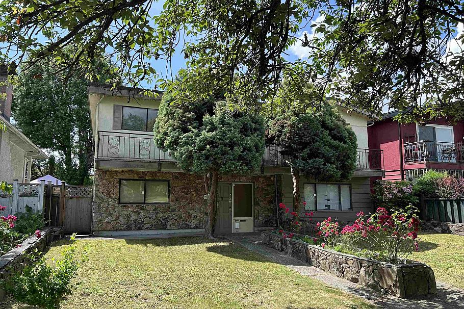 2514 E 49th Avenue Vancouver, BC - 1