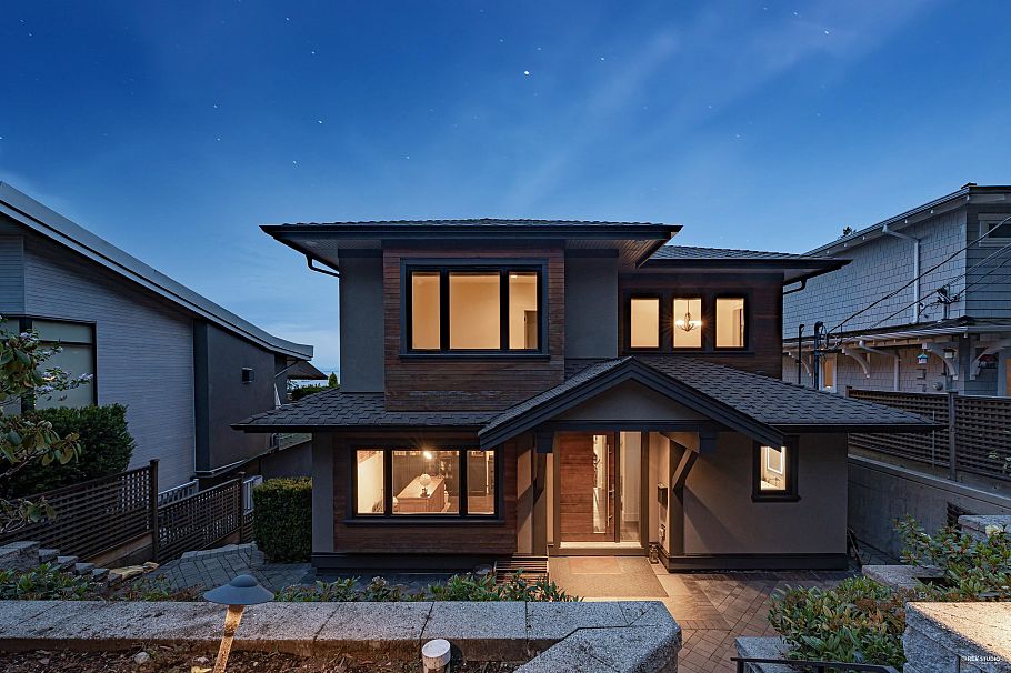 4061 St. Pauls Avenue North Vancouver, BC - 2