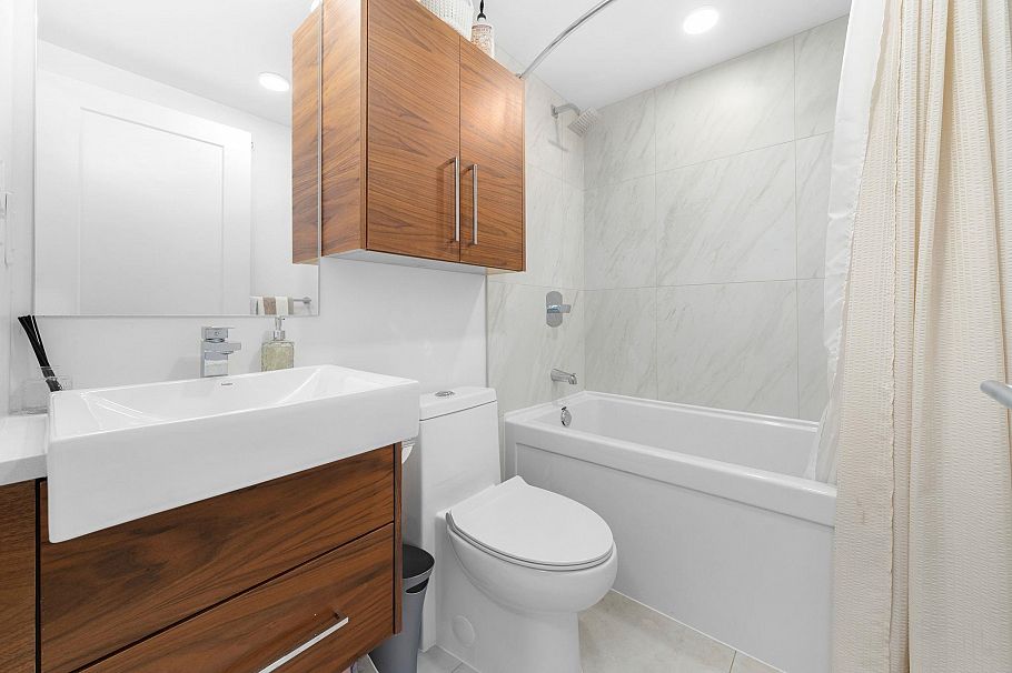 35 720 E 3rd Street North Vancouver, BC - 25