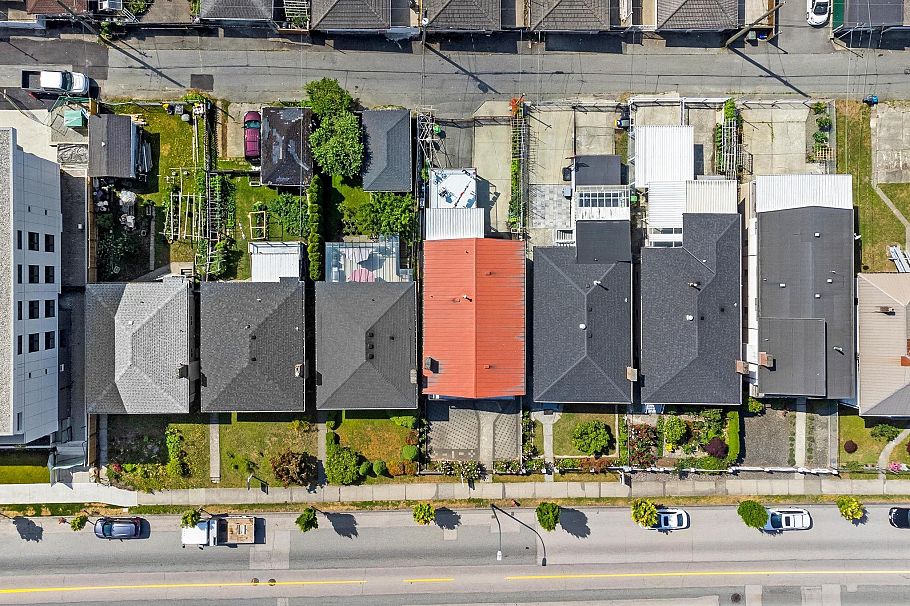 2380 E 33rd Avenue Vancouver, BC - 4