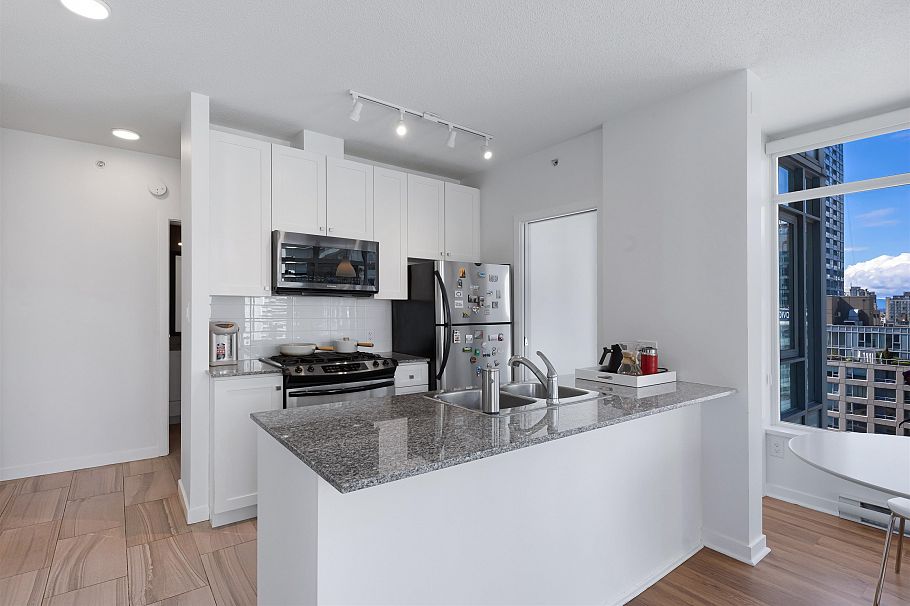 1502 480 Robson Street Vancouver, BC - 2