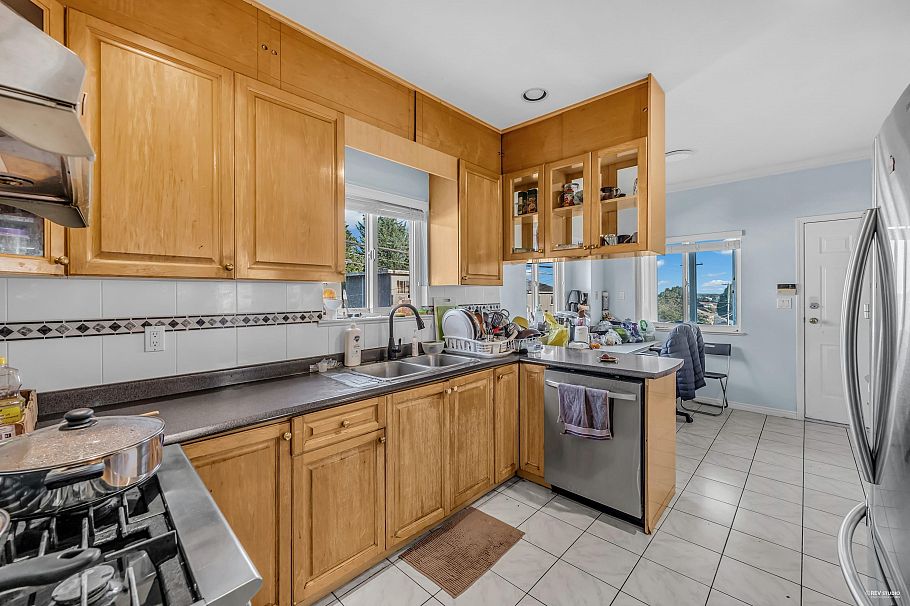 180 E 62nd Avenue Vancouver, BC - 18