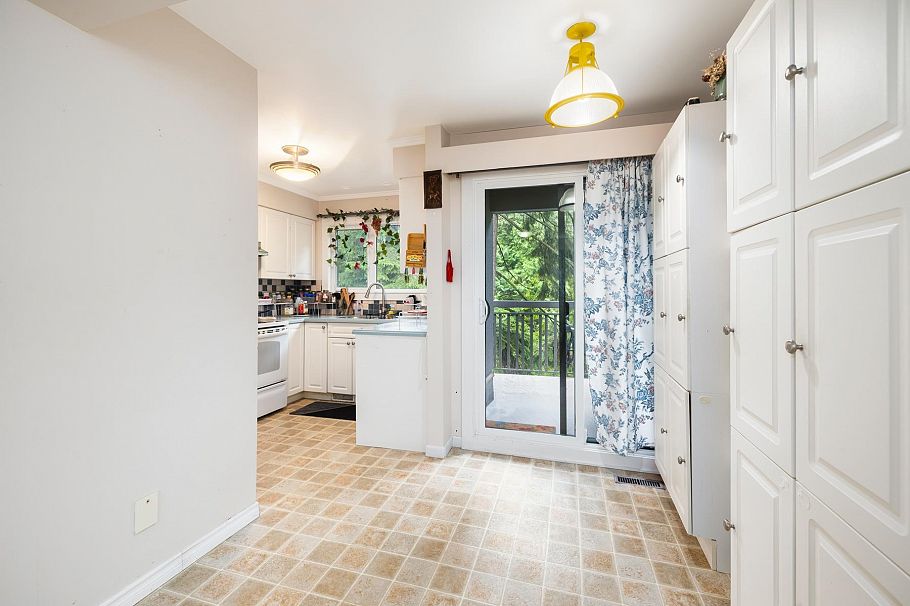 1135 Heritage Boulevard North Vancouver, BC - 5