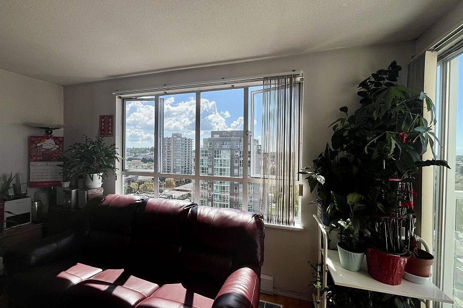 1204 3455 Ascot Place Vancouver, BC - 2