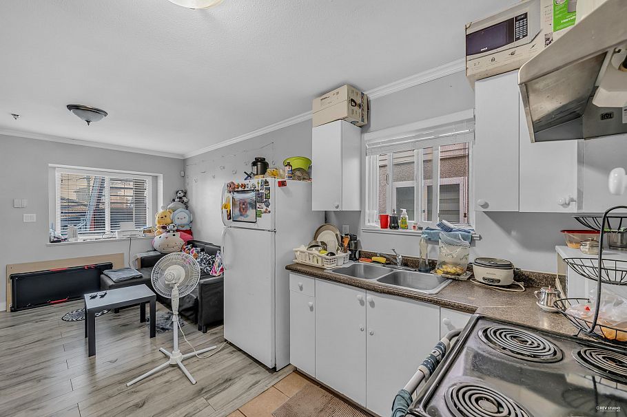 180 E 62nd Avenue Vancouver, BC - 3