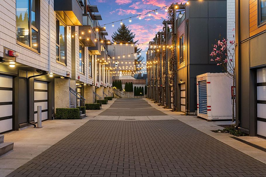 35 720 E 3rd Street North Vancouver, BC - 1