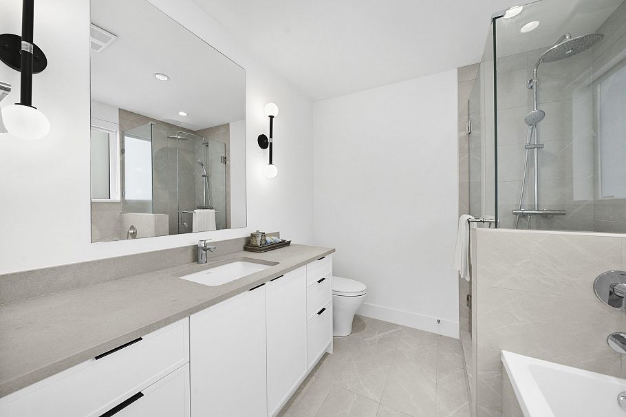 6816 Oak Street Vancouver, BC - 26