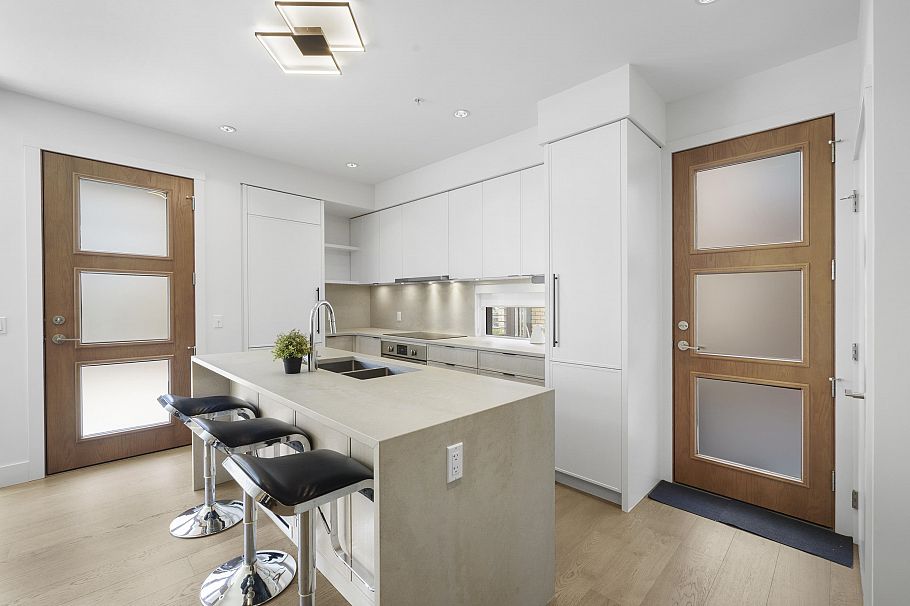 6816 Oak Street Vancouver, BC - 10