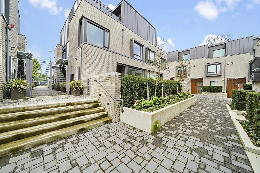 6816 Oak Street Vancouver, BC - 1