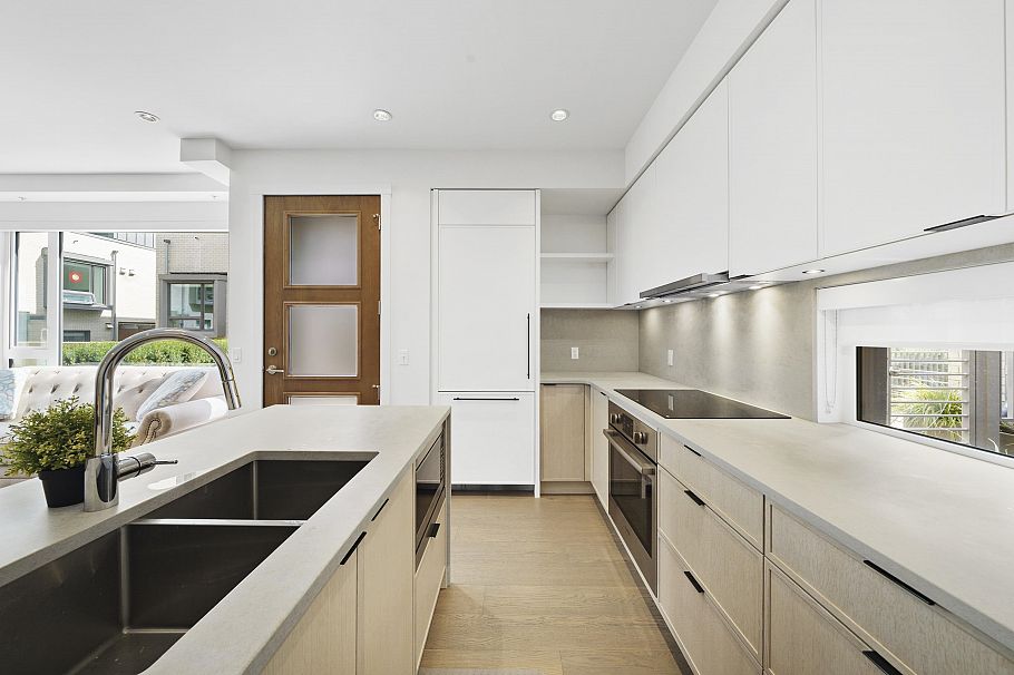 6816 Oak Street Vancouver, BC - 9